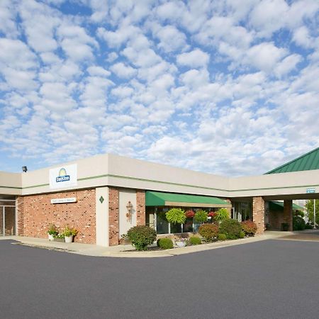 Days Inn By Wyndham Sidney Oh Exteriör bild