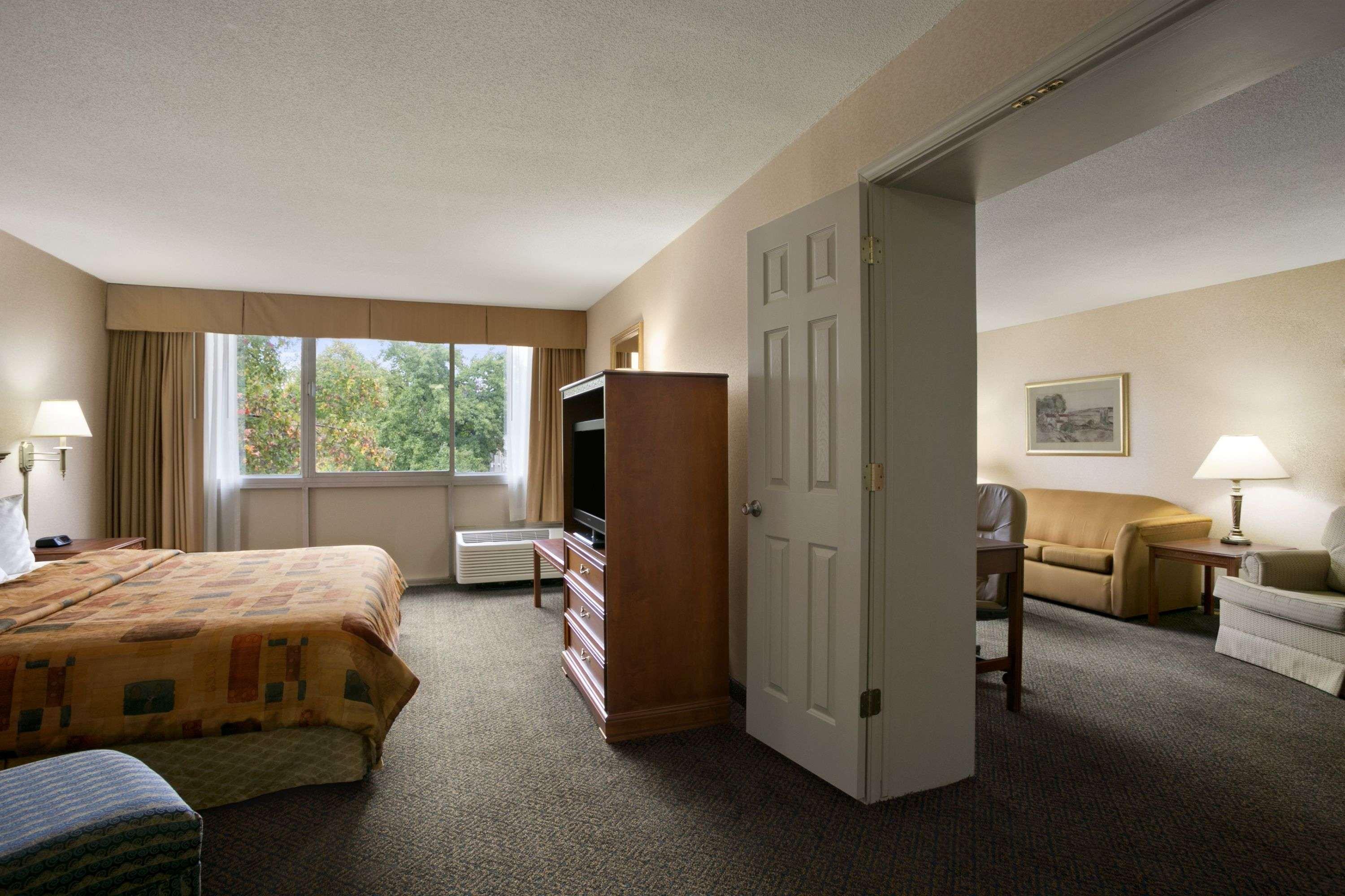 Days Inn By Wyndham Sidney Oh Exteriör bild